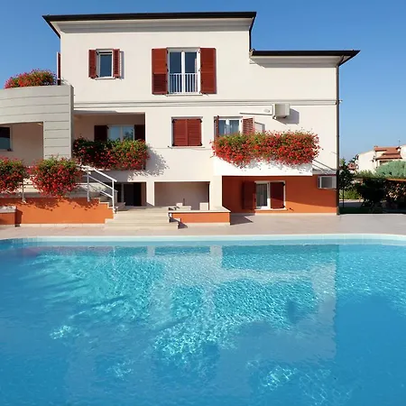 Modern In Croatia With Swimming Pool פורץ